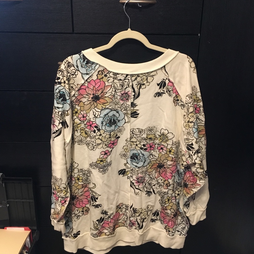 Free People Cute cream floral long sleeve sweatsrt